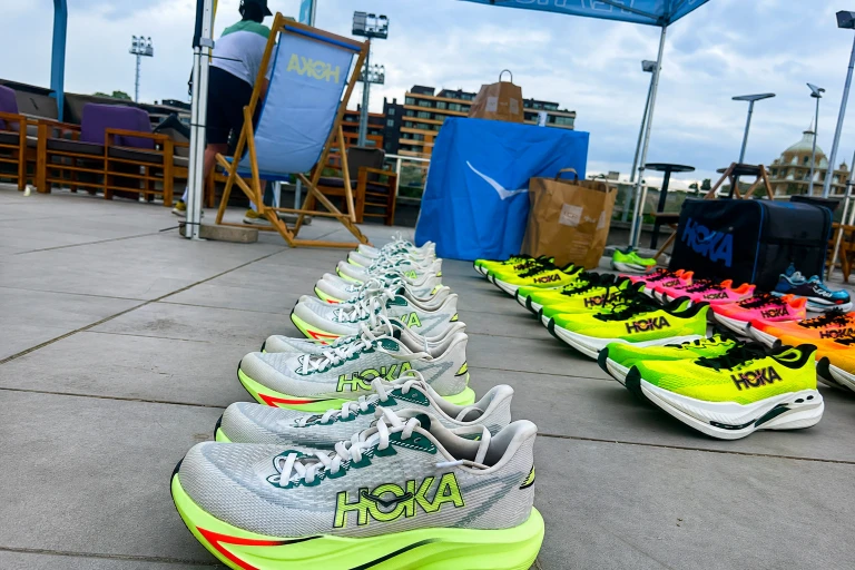 HOKA patike za trčanje izložene na HOKA Shoe Test događaju u Beogradu, sa više test modela pripremljenih za zajednički trening trkača.